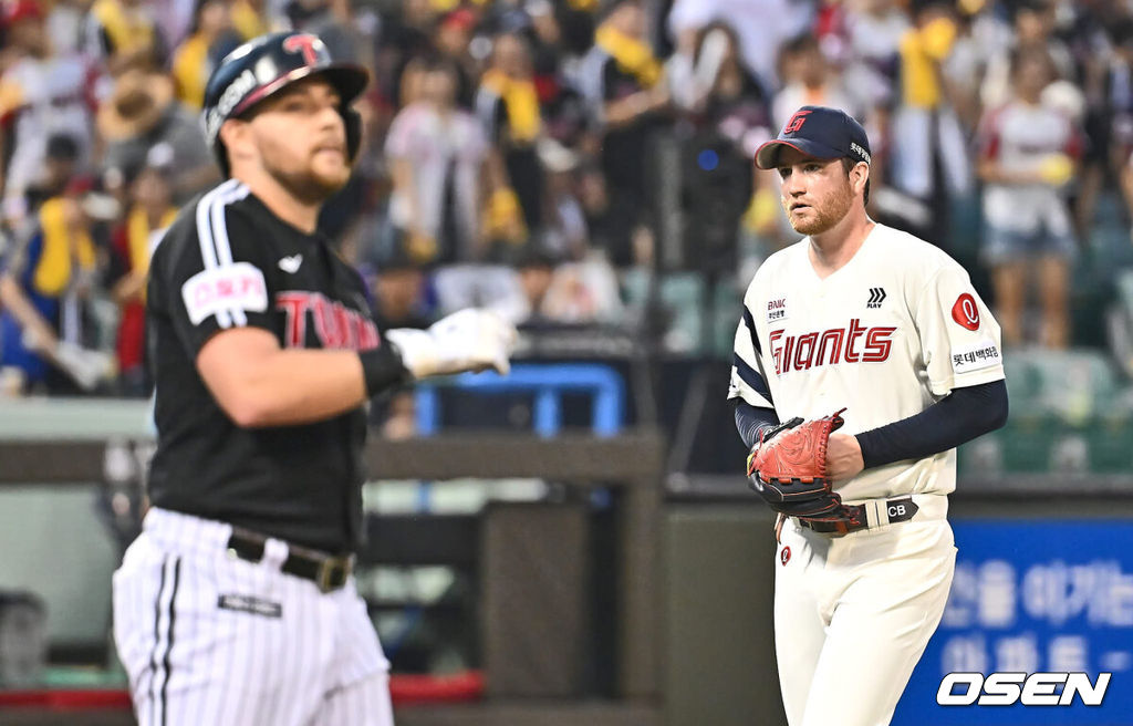 3일 울산 문수야구장에서 2024 신한 SOL 뱅크 KBO 리그 롯데 자이언츠와 LG 트윈스의 경기가 열렸다. 홈팀 롯데는 반즈가 선발로 방문팀 LG는 최원태가 선발로 나섰다.롯데 자이언츠 선발 투수 반즈가 5회초 2사 만루 LG 트윈스 오스틴을 우익수 플라이로 잡고 더그아웃으로 들어가고 있다. 2024.08.03 / foto0307@osen.co.kr