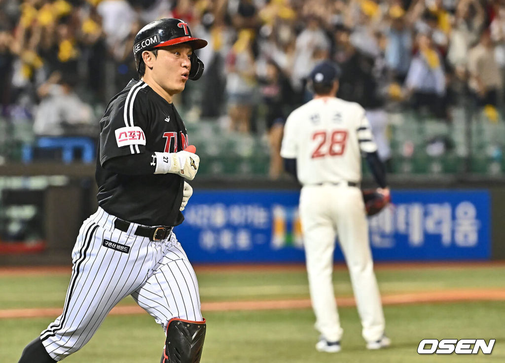 3일 울산 문수야구장에서 2024 신한 SOL 뱅크 KBO 리그 롯데 자이언츠와 LG 트윈스의 경기가 열렸다. 홈팀 롯데는 반즈가 선발로 방문팀 LG는 최원태가 선발로 나섰다.LG 트윈스 박동원이 6회초 2사 1루 좌월 동점 2점 홈런을 치고 그라운드를 돌고 있다. 2024.08.03 / foto0307@osen.co.kr