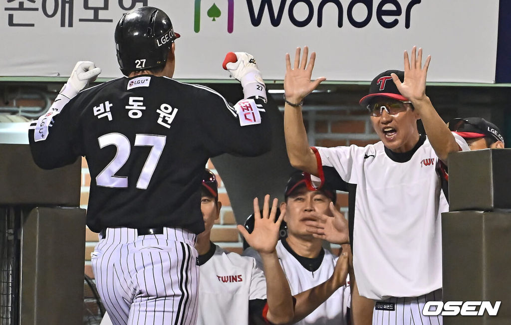 3일 울산 문수야구장에서 2024 신한 SOL 뱅크 KBO 리그 롯데 자이언츠와 LG 트윈스의 경기가 열렸다. 홈팀 롯데는 반즈가 선발로 방문팀 LG는 최원태가 선발로 나섰다.LG 트윈스 염경엽 감독이 6회초 2사 1루 좌월 동점 2점 홈런을 친 박동원과 하이파이브를 하고 있다. 2024.08.03 / foto0307@osen.co.kr