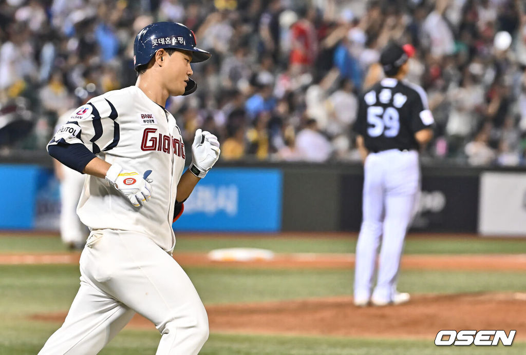 3일 울산 문수야구장에서 2024 신한 SOL 뱅크 KBO 리그 롯데 자이언츠와 LG 트윈스의 경기가 열렸다. 홈팀 롯데는 반즈가 선발로 방문팀 LG는 최원태가 선발로 나섰다.롯데 자이언츠 손호영이 8회말 1사 좌월 솔로 홈런을 치고 그라운드를 돌고 있다. 2024.08.03 / foto0307@osen.co.kr