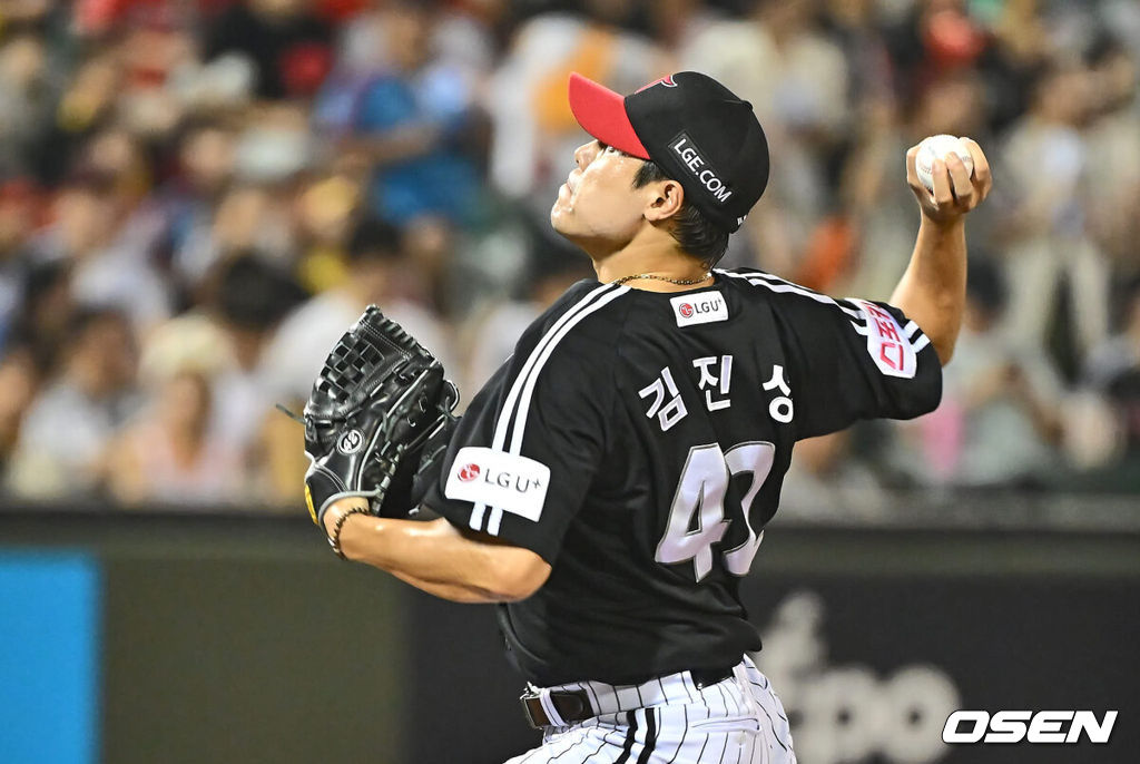 3일 울산 문수야구장에서 2024 신한 SOL 뱅크 KBO 리그 롯데 자이언츠와 LG 트윈스의 경기가 열렸다. 홈팀 롯데는 반즈가 선발로 방문팀 LG는 최원태가 선발로 나섰다.LG 트윈스 김진성이 역투하고 있다. 2024.08.03 / foto0307@osen.co.kr