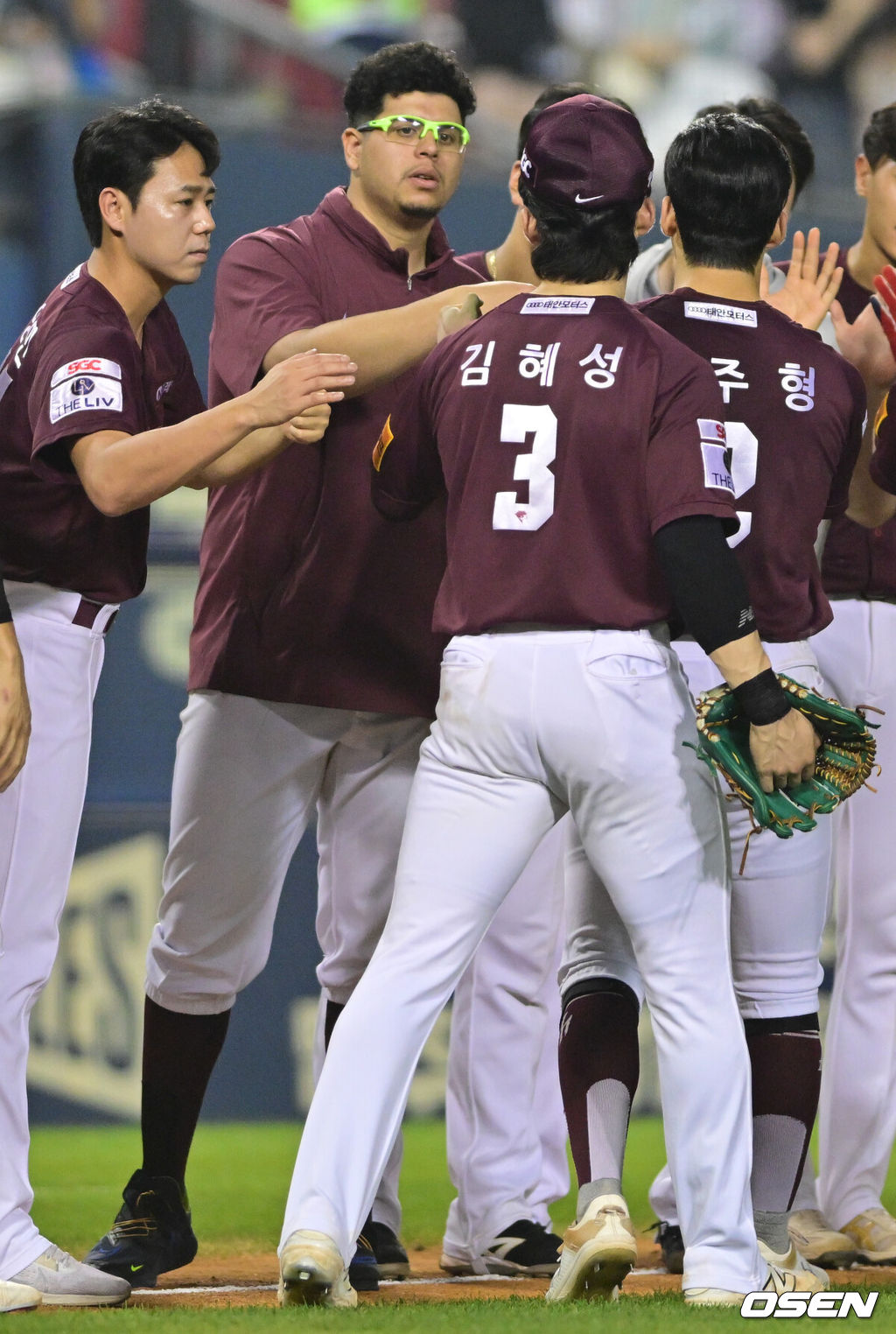 키움이 ‘예비 메이저리거’ 김혜성의 연장 결승타를 앞세워 두산의 4연승을 저지했다. 프로야구 키움 히어로즈는 2일 서울 잠실구장에서 열린 2024 신한 SOL뱅크 KBO리그 두산 베어스와의 시즌 13차전에서 연장 접전 끝 4-2 승리를 거뒀다. 키움 후라도가 김혜성과 하이파이브를 하고 있다. 2024.08.02 /cej@osen.co.kr