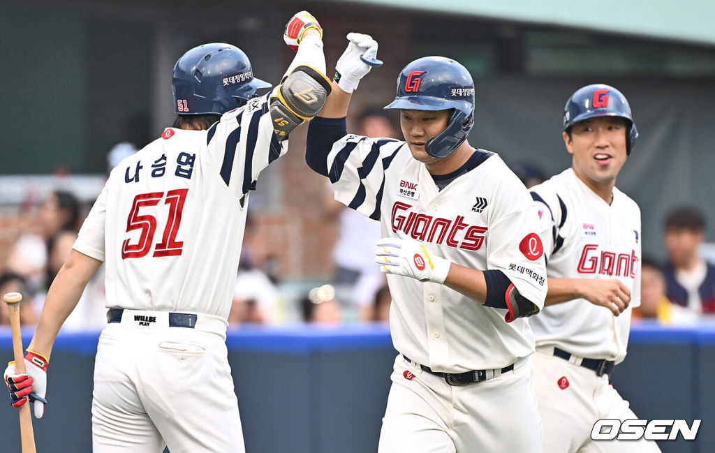 3일 울산 문수야구장에서 2024 신한 SOL 뱅크 KBO 리그 롯데 자이언츠와 LG 트윈스의 경기가 열렸다. 홈팀 롯데는 반즈가 선발로 방문팀 LG는 최원태가 선발로 나섰다.롯데 자이언츠 손호영이 1회말 2사 1,2루 좌월 3점 홈런을 치고 하이파이브를 하고 있다. 2024.08.03 / foto0307@osen.co.kr