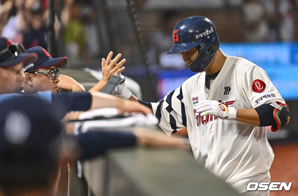 3일 울산 문수야구장에서 2024 신한 SOL 뱅크 KBO 리그 롯데 자이언츠와 LG 트윈스의 경기가 열렸다. 홈팀 롯데는 반즈가 선발로 방문팀 LG는 최원태가 선발로 나섰다.롯데 자이언츠 손호영이 8회말 1사 좌월 솔로 홈런을 치고 김태형 감독과 하이파이브를 하고 있다. 2024.08.03 / foto0307@osen.co.kr