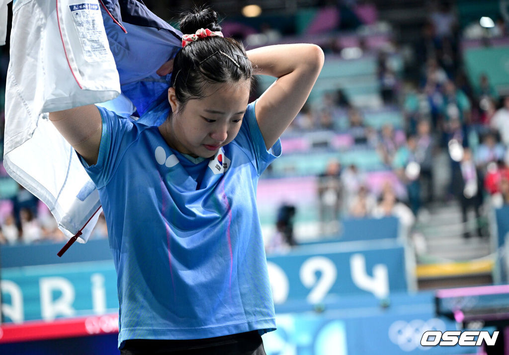 3일 (한국시간) 프랑스 파리 사우스 파리 아레나 4에서 ‘2024 파리올림픽’ 탁구 여자 단식 동메달결정전 한국 신유빈과 일본 하야타 히나의 경기가 열렸다.신유빈은 세트 스코어 2-4(11-9 11-13 10-12 7-11 12-10 7-11)로 하야타 히나에게 패했다.한국 신유빈이 경기장을 나서고 있다. 2024.08.03 / dreamer@osen.co.kr