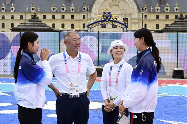 현대차그룹 정의선 회장이 3일(현지시간) 파리 대회 여자 양궁 개인전 시상식 직후 남수현(왼쪽 첫째), 전훈영(오른쪽 둘째), 임시현(오른쪽 첫째) 등 국가대표 선수들을 만나 격려하고 있다. /대한양궁협회 제공.