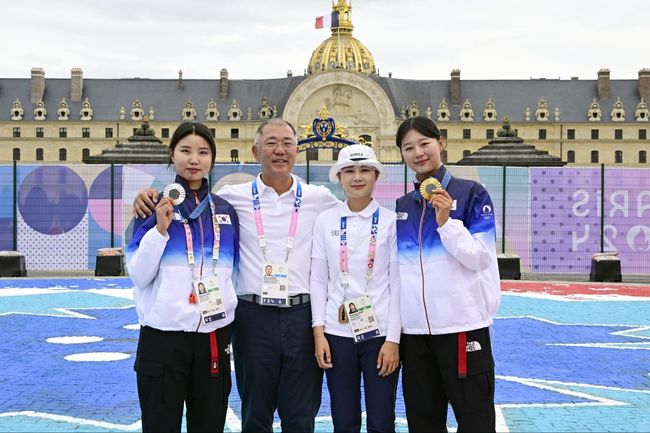 현대차그룹 정의선 회장이 3일(현지시간) 양궁 여자 개인전 시상식 후 남수현(왼쪽), 전훈영(가운데), 임시현(오른쪽)과 기념 촬영을 하고 있다. /대한양궁협회 제공. 