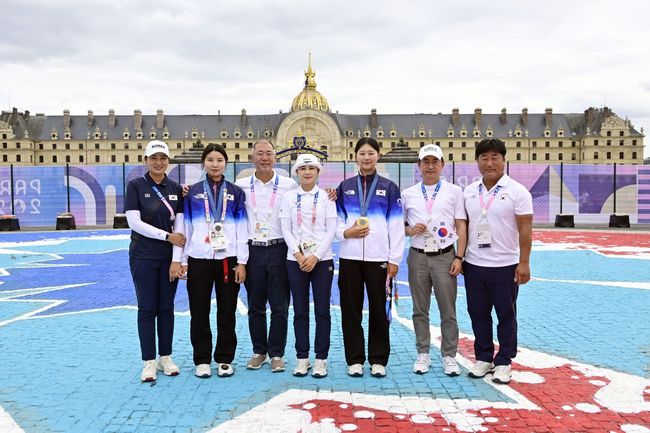 현대차그룹 정의선 회장이 3일(현지시간) 양궁 여자 개인전 시상식 후 현대차그룹 김걸 사장(오른쪽 둘째)과 양궁 국가대표 남수현·전훈영·임시현, 양창훈(오른쪽 첫째) 감독, 김문정(왼쪽 첫째) 코치와 기념 촬영을 하고 있다. /대한양궁협회 제공. 