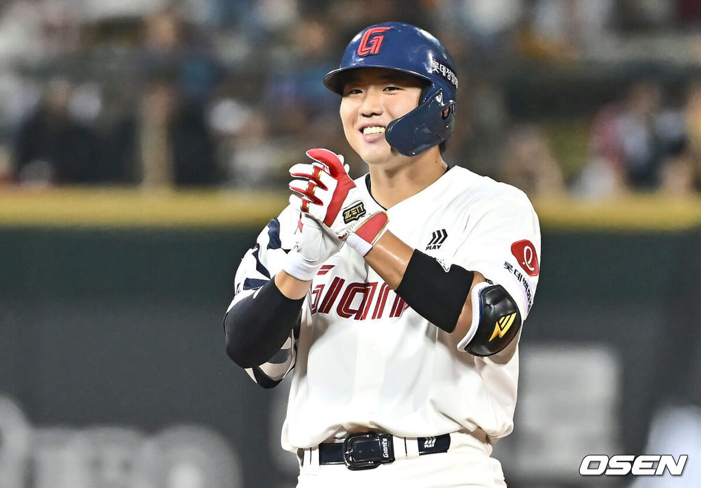 3일 울산 문수야구장에서 2024 신한 SOL 뱅크 KBO 리그 롯데 자이언츠와 LG 트윈스의 경기가 열렸다. 홈팀 롯데는 반즈가 선발로 방문팀 LG는 최원태가 선발로 나섰다.롯데 자이언츠 손성빈이 8회말 1사 만루 좌중간 2타점 2루타를 치고 기뻐하고 있다. 2024.08.03 / foto0307@osen.co.kr