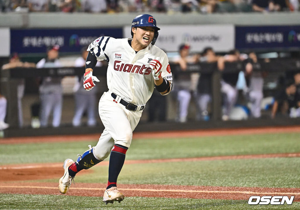 3일 울산 문수야구장에서 2024 신한 SOL 뱅크 KBO 리그 롯데 자이언츠와 LG 트윈스의 경기가 열렸다. 홈팀 롯데는 반즈가 선발로 방문팀 LG는 최원태가 선발로 나섰다.롯데 자이언츠 손성빈이 8회말 1사 만루 좌중간 2타점 2루타를 치고 진루하고 있다. 2024.08.03 / foto0307@osen.co.kr