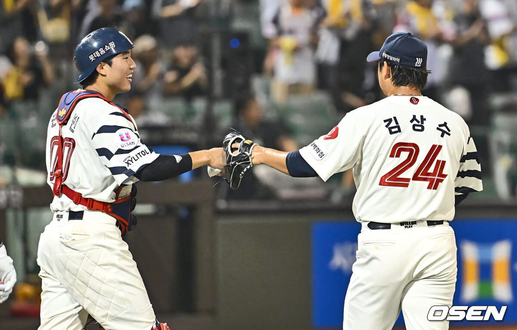 3일 울산 문수야구장에서 2024 신한 SOL 뱅크 KBO 리그 롯데 자이언츠와 LG 트윈스의 경기가 열렸다. 홈팀 롯데는 반즈가 선발로 방문팀 LG는 최원태가 선발로 나섰다.롯데 자이언츠 김상수가 LG 트윈스에 8-3으로 승리한 후 손성빈과 기쁨을 나누고 있다. 2024.08.03 / foto0307@osen.co.kr