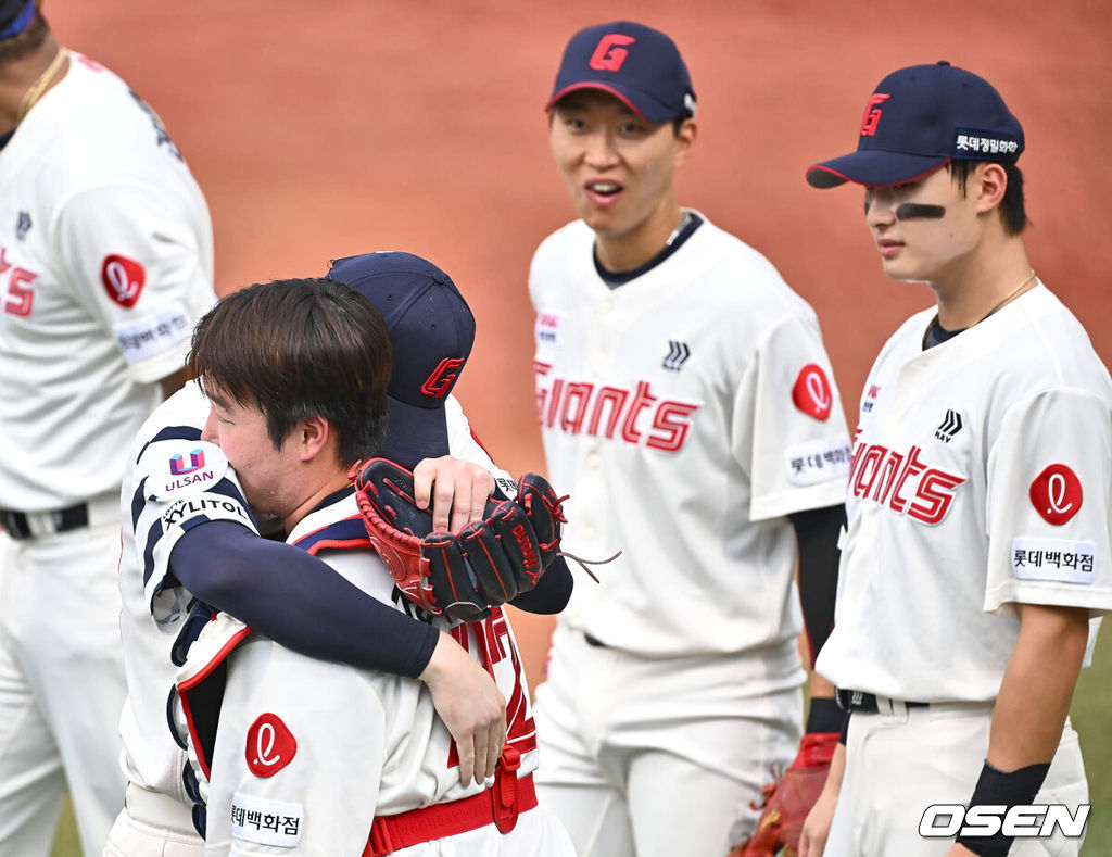 3일 울산 문수야구장에서 2024 신한 SOL 뱅크 KBO 리그 롯데 자이언츠와 LG 트윈스의 경기가 열렸다. 홈팀 롯데는 반즈가 선발로 방문팀 LG는 최원태가 선발로 나섰다.롯데 자이언츠 선발 투수 반즈가 경기에 나서며 포수 정보근과 포옹을 하고 있다. 2024.08.03 / foto0307@osen.co.kr