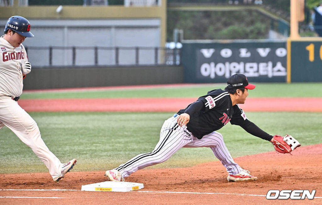 3일 울산 문수야구장에서 2024 신한 SOL 뱅크 KBO 리그 롯데 자이언츠와 LG 트윈스의 경기가 열렸다. 홈팀 롯데는 반즈가 선발로 방문팀 LG는 최원태가 선발로 나섰다.롯데 자이언츠 정보근이 2회말 무사 1,2루 3루수 앞 땅볼을 치고 삼중살 당하고 있다. 2024.08.03 / foto0307@osen.co.kr