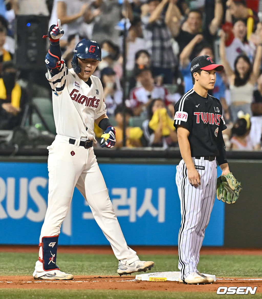 3일 울산 문수야구장에서 2024 신한 SOL 뱅크 KBO 리그 롯데 자이언츠와 LG 트윈스의 경기가 열렸다. 홈팀 롯데는 반즈가 선발로 방문팀 LG는 최원태가 선발로 나섰다.롯데 자이언츠 고승민이 7회말 2사 3루 우익수 뒤 1타점 2루타를 치고 실책때 3루까지 진루, 손을 들어 보이고 있다. 2024.08.03 / foto0307@osen.co.kr