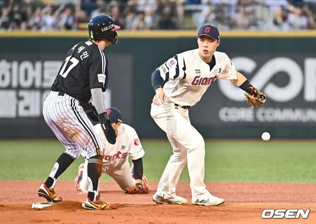 3일 울산 문수야구장에서 2024 신한 SOL 뱅크 KBO 리그 롯데 자이언츠와 LG 트윈스의 경기가 열렸다. 홈팀 롯데는 반즈가 선발로 방문팀 LG는 최원태가 선발로 나섰다.롯데 자이언츠 고승민이 5회초 1사 1,2루 LG 트윈스 홍창기의 유격수 앞 땅볼을 놓친 박승욱의 송구를 또 놓치고 있다. 2024.08.03 / foto0307@osen.co.kr