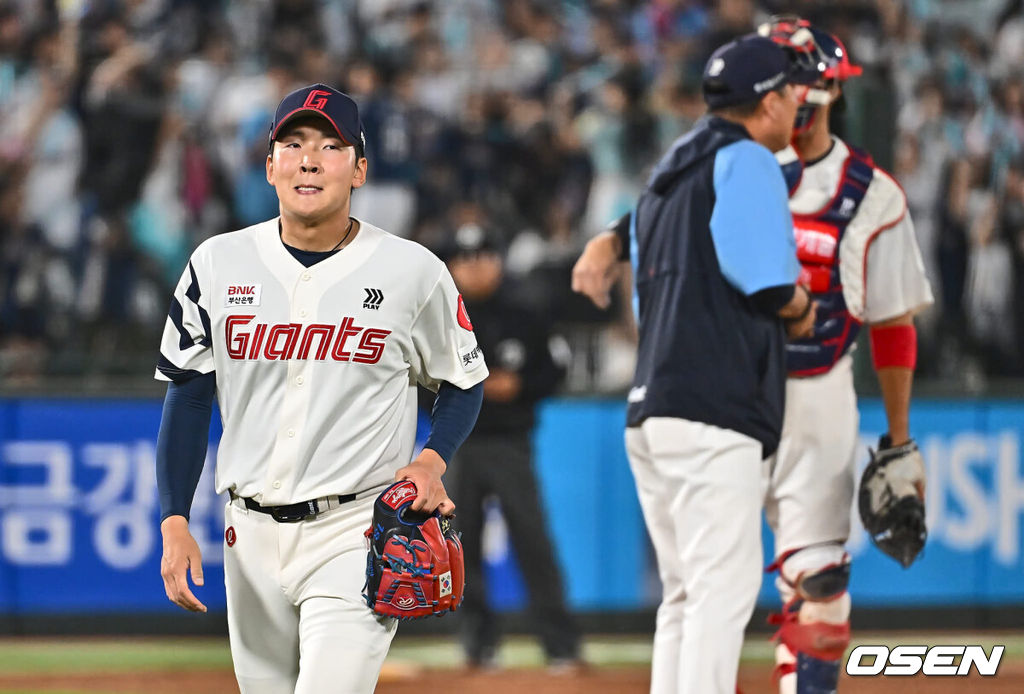 2일 부산 사직야구장에서 2024 신한 SOL 뱅크 KBO 리그 롯데 자이언츠와 NC 다이노스의 경기가 열렸다. 1승씩을 주고 받고 연패 탈출에 성공한 롯데와 NC는 위닝시리즈를 위해 각각 박세웅과 신민혁을 선발로 내세운다.롯데 자이언츠 최준용이 8회초 두 타자에게 연속 안타를 맞고 교체되고 있다. 2024.06.02 / foto0307@osen.co.kr