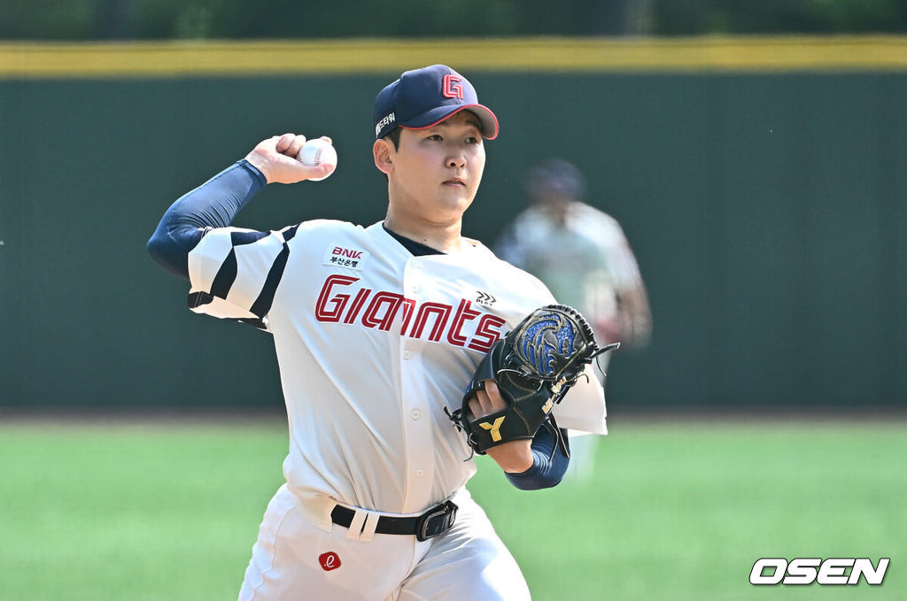 24일 김해 상동구장에서 2024 KBO 퓨처스리그 롯데 자이언츠와 KIA 타이거즈의 경기가 열렸다. 롯데는 정현수를 선발로 KIA는 성영탁을 선발로 출전시켰다.롯데 자이언츠 최준용이 역투하고 있다. 2024.05.24 / foto0307@osen.co.kr