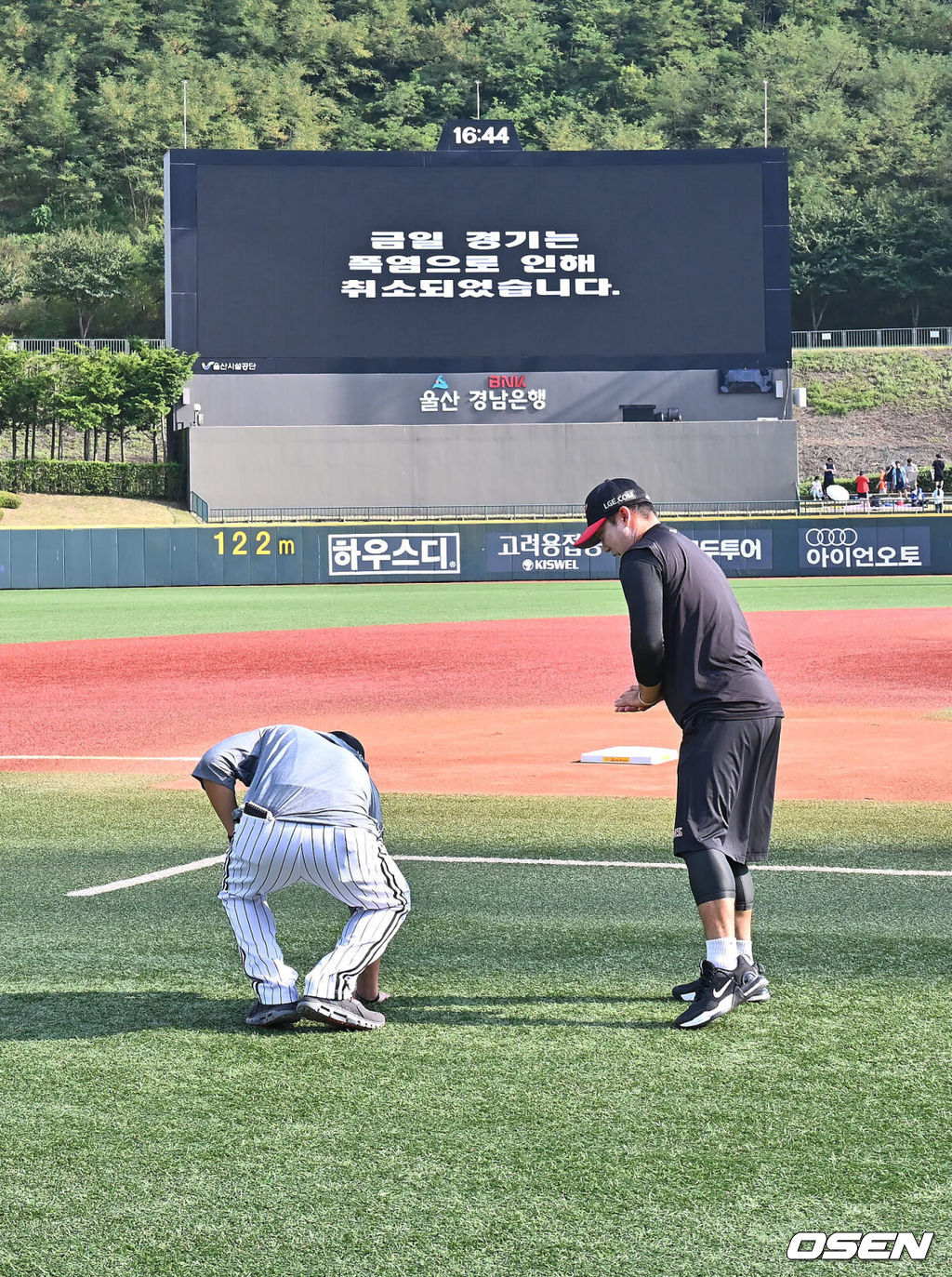 2일 울산 문수야구장에서 2024 신한 SOL 뱅크 KBO 리그 롯데 자이언츠와 LG 트윈스의 경기가 열릴 예정이었다. 홈팀 롯데는 반즈가 선발로 방문팀 LG는 이상영이 선발로 나설 예정이었다.폭염으로 인해 경기가 취소되자 훈련 중이던 LG 선수들이 인조잔디에 손을 사용해 온도 체크를 해 보고 있다. 2024.08.02 / foto0307@osen.co.kr