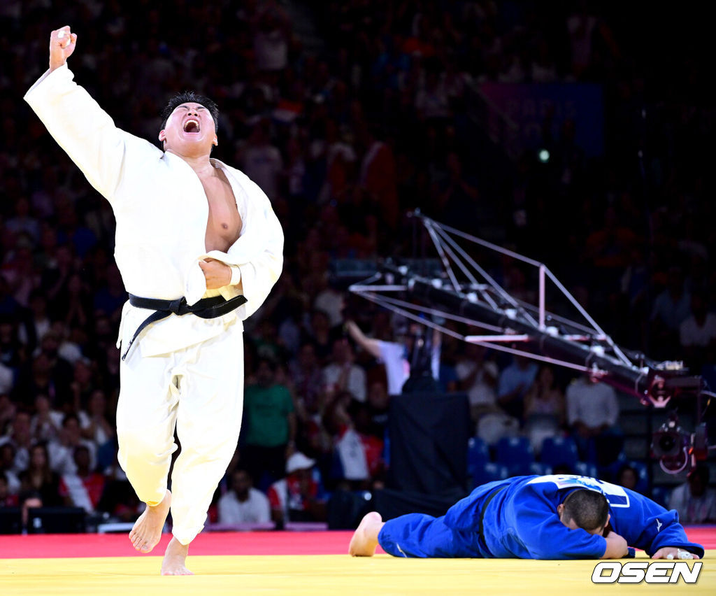 2일(한국시각) 프랑스 파리 샹드마르스 아레나에서 ‘2024 파리올림픽’ 유도 남자 100kg 이상급 준결승 한국 김민종과 일본 사이토 다쓰루의 경기가 열렸다.김민종은 한국 유도의 '노골드'를 끊어낼 유력한 후보로 기대받고 있다. 한국 유도의 올림픽 금메달은 지난 2012 런던 올림픽 김재범과 송대남의 금메달이 마지막이다. 한국 김민종이 일본 사이토 다쓰루를 상대로 한판승을 거둔 뒤 환호하고 있다. 2024.07.30 / dreamer@osen.co.kr