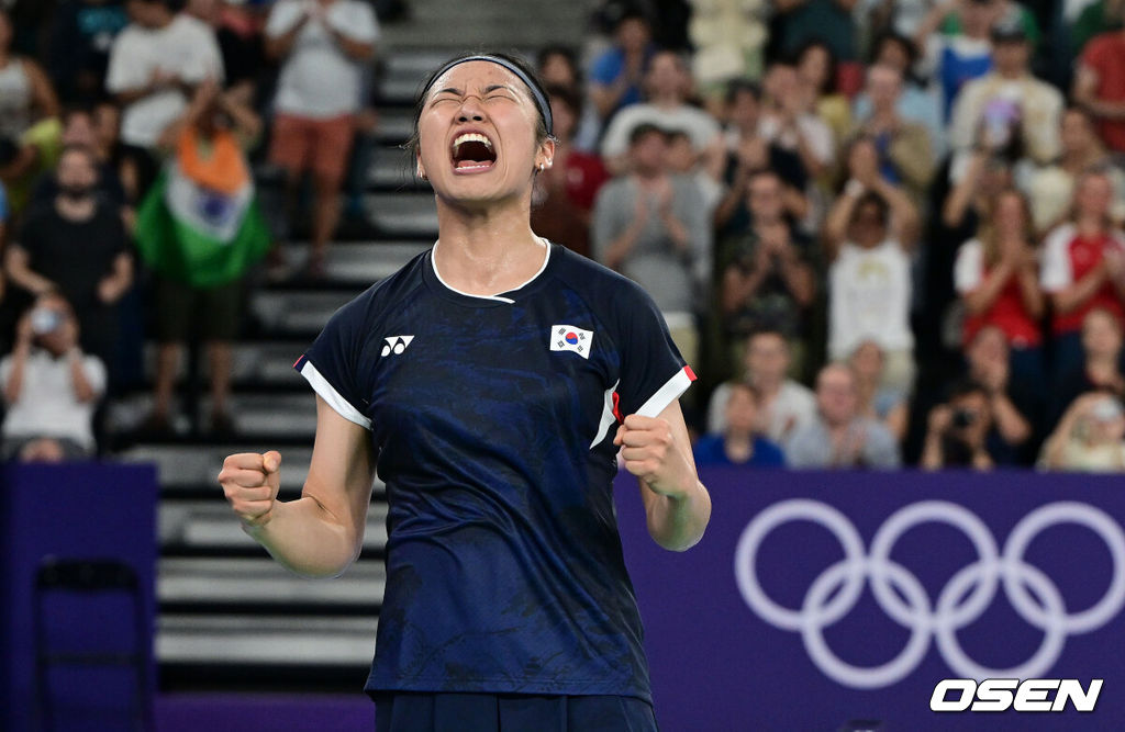 4일(한국시간) 프랑스 파리 포르트드라샤펠 아레나에서 ‘2024 파리올림픽’ 배드민턴 여자 단식 4강전 한국 안세영과 인도네시아 그레고리아 마리스카 툰중의 경기가 열렸다.여자 배드민턴 세계랭킹 1위를 달리는 안세영은 이번 올림픽 금메달을 노린다.안세영이 세트스코어 2-1(11-21, 21-13, 21-16)로 승리하며 결승 진출을 확정지은 뒤 기뻐하고 있다. 2024.08.04 / dreamer@osen.co.kr