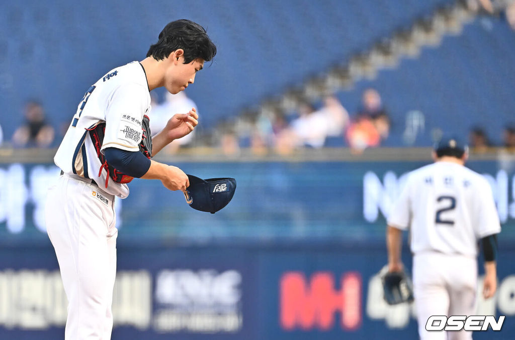 4일 창원NC파크에서 2024 신한 SOL 뱅크 KBO 리그 NC 다이노스와 KT 위즈의 경기가 열렸다. 홈팀 NC는 목지훈이 방문팀 KT는 쿠에바스가 선발 출전했다. NC 다이노스 선발투수 목지훈이 1회초 1사 KT 위즈 강백호에게 몸에 맞는 볼을 던지고 사과하고 있다. 2024.08.04 / foto0307@osen.co.kr