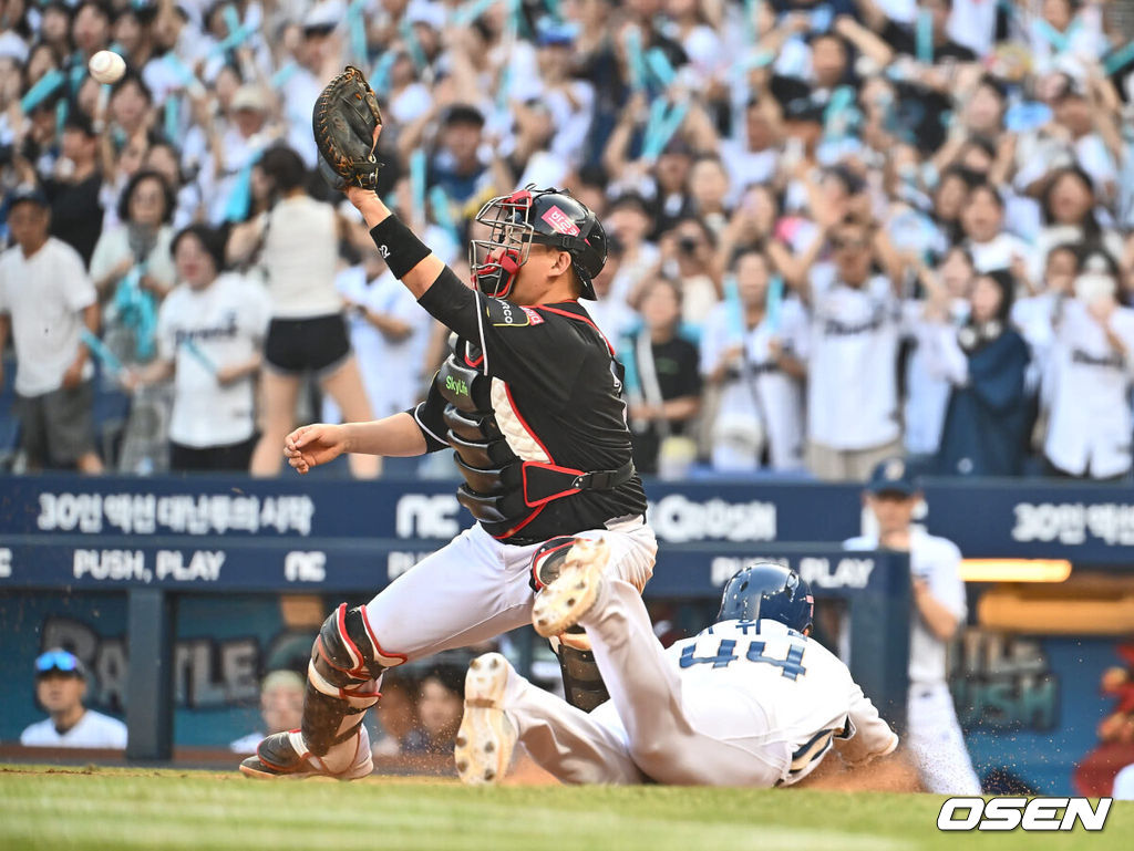 4일 창원NC파크에서 2024 신한 SOL 뱅크 KBO 리그 NC 다이노스와 KT 위즈의 경기가 열렸다. 홈팀 NC는 목지훈이 방문팀 KT는 쿠에바스가 선발 출전했다. NC 다이노스 김휘집이 1회말 2사 1루 천재환의 우중간 1타점 2루타 때 홈을 향해 힘차게 달리고 있다. 2024.08.04 / foto0307@osen.co.kr