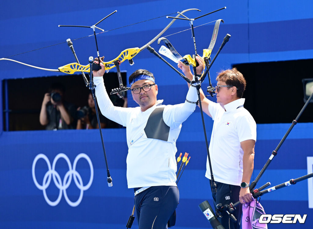 4일(한국시간) 프랑스 파리 레쟁발리드에서 ‘2024 파리올림픽’ 양궁 남자 리커브 개인 8강전 한국 김우진과 튀르키예 메테 가조즈의 경기가 열렸다.한국 김우진은 슛오프 끝에 세트 스코어 6-4로 승리하며 4강에 진출했다. 김우진이 4강에 안착한 뒤 관중들을 향해 인사하고 있다. 2024.08.04 / dreamer@osen.co.kr