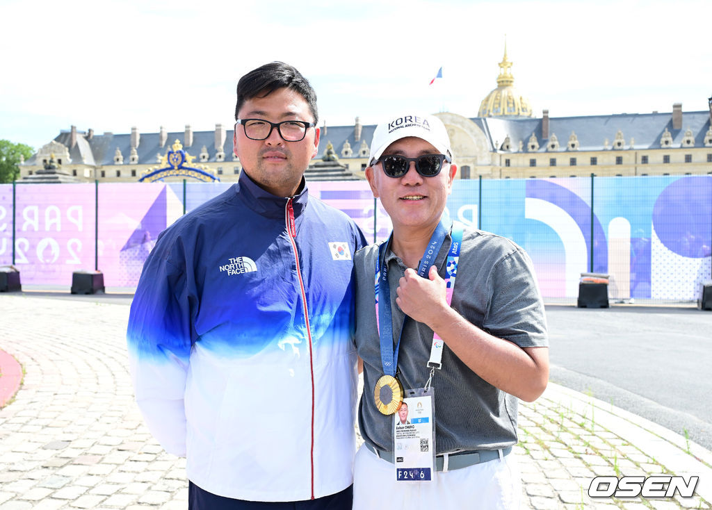 4일(한국시간) 프랑스 파리 레쟁발리드에서 ‘2024 파리올림픽’ 양궁 남자 리커브 개인 결승전 한국 김우진과 미국 브래들리 엘리슨의 경기가 열렸다.슛오프 끝에 김우진은 역대 올림픽에서 5번째 금메달을 목에 건 최초의 한국 선수가 됐다. 여기에 파리 올림픽 3관왕을 이뤄냈다. 더불어 김우진의 금메달로 이번 한국 양국 대표팀은 양궁 전종목에서 금메달을 모두 차지하는 대기록을 작성했다.금메달 한국 김우진(왼쪽)이 대한양궁협회장을 맡은 정의선 현대차 회장과 기념촬영을 하고 있다. 2024.08.04 / dreamer@osen.co.kr