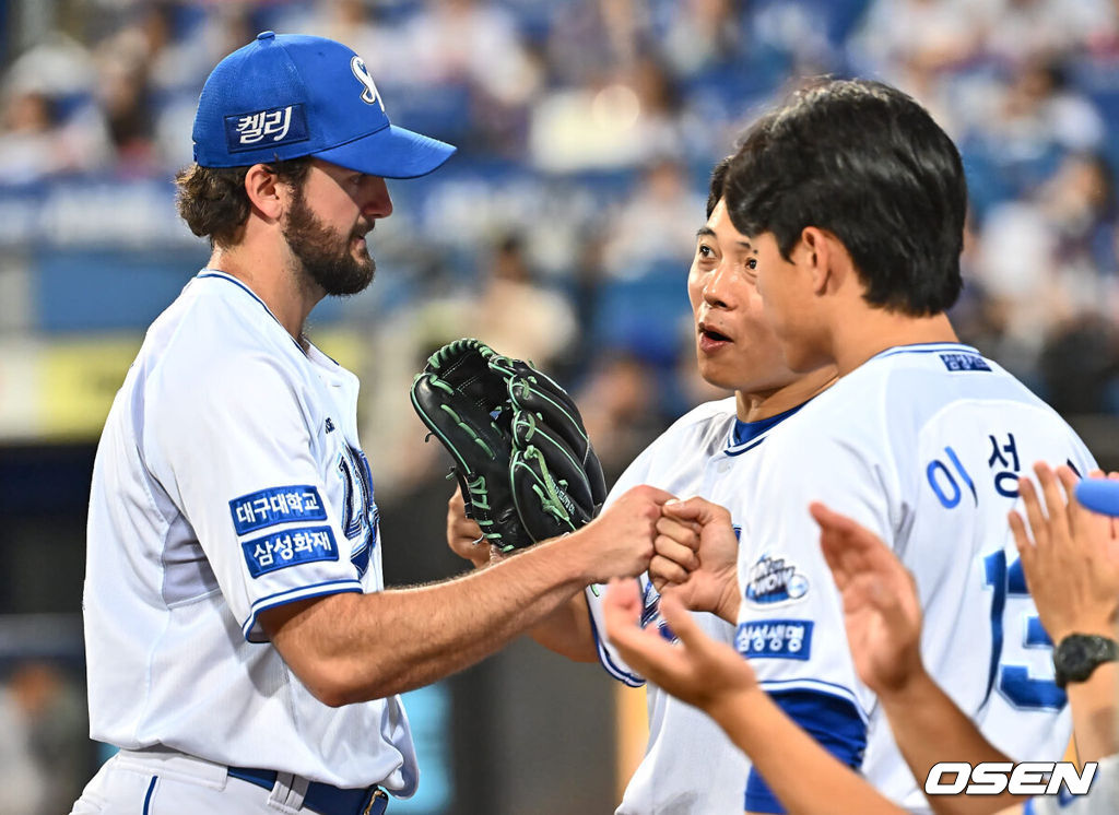 20일 대구삼성라이온즈파크에서 2024 신한 SOL 뱅크 KBO 리그 삼성 라이온즈와 SSG 랜더스의 경기가 열렸다. 3연패의 늪에서 벗어난 삼성은 코너를 내세워 위닝 시리즈에 도전하고 SSG는 2년 차 우완 송영진을 선발 투수로 내세웠다. 삼성 라이온즈 선발 투수 코너가 5회초를 무실점으로 막고 하이파이브를 하고 있다. 2024.06.20 / foto0307@osen.co.kr