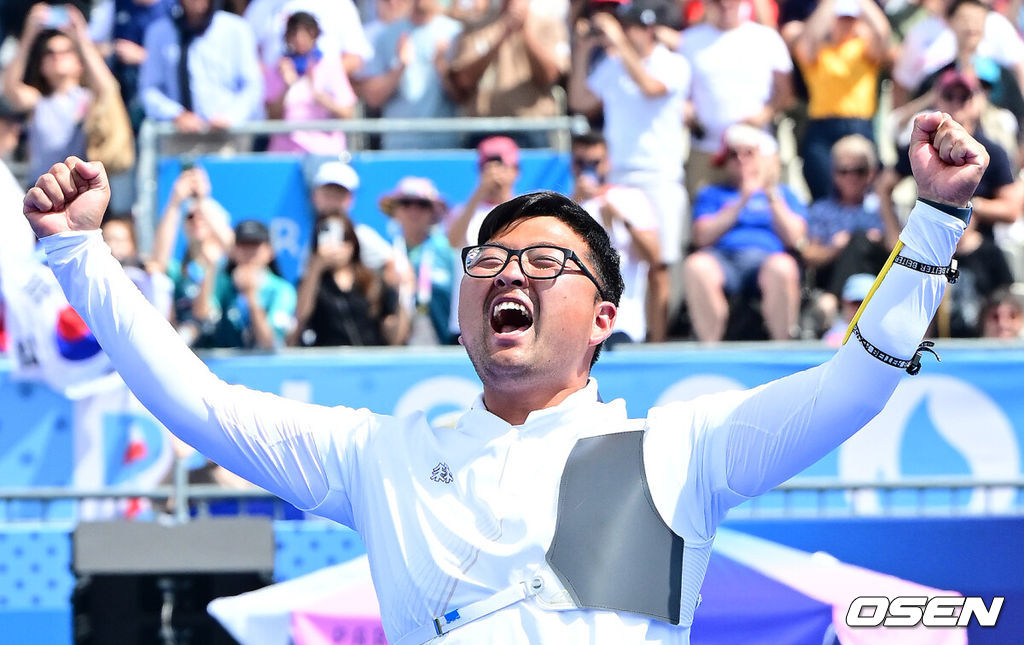 4일(한국시간) 프랑스 파리 레쟁발리드에서 ‘2024 파리올림픽’ 양궁 남자 리커브 개인 결승전 한국 김우진과 미국 브래들리 엘리슨의 경기가 열렸다.슛오프 끝에 김우진은 역대 올림픽에서 5번째 금메달을 목에 건 최초의 한국 선수가 됐다. 여기에 파리 올림픽 3관왕을 이뤄냈다. 더불어 김우진의 금메달로 이번 한국 양국 대표팀은 양궁 전종목에서 금메달을 모두 차지하는 대기록을 작성했다.금메달을 거머쥔 한국 김우진이 환호하고 있다. 2024.08.04 / dreamer@osen.co.kr