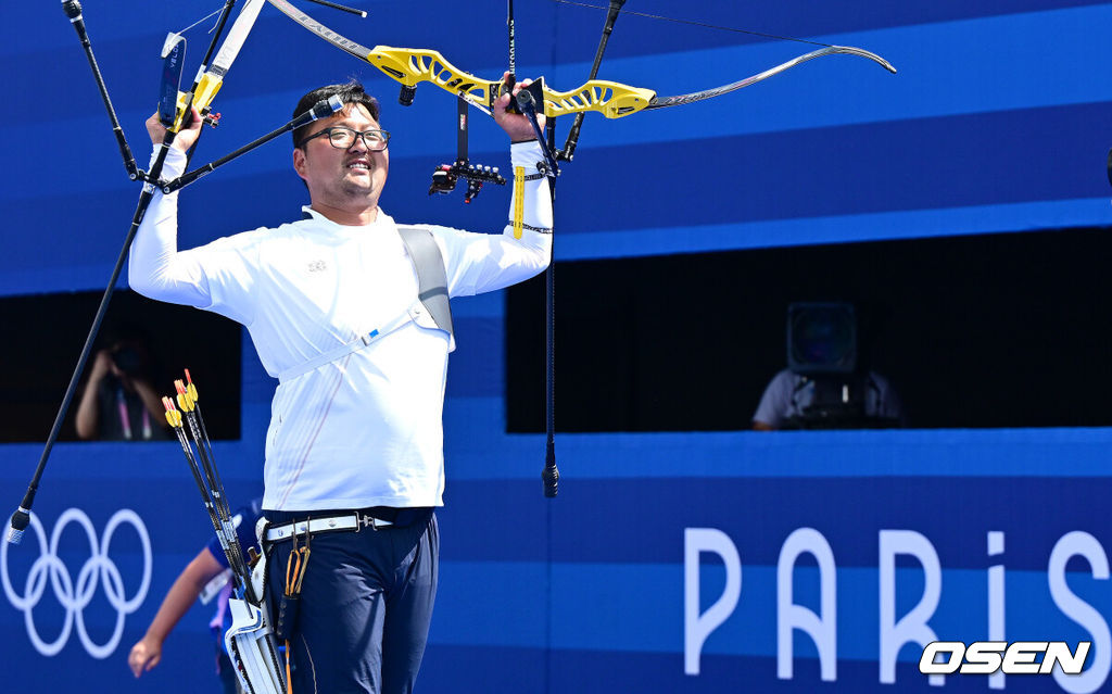 4일(한국시간) 프랑스 파리 레쟁발리드에서 ‘2024 파리올림픽’ 양궁 남자 리커브 개인 결승전 한국 김우진과 미국 브래들리 엘리슨의 경기가 열렸다.슛오프 끝에 김우진은 역대 올림픽에서 5번째 금메달을 목에 건 최초의 한국 선수가 됐다. 여기에 파리 올림픽 3관왕을 이뤄냈다. 더불어 김우진의 금메달로 이번 한국 양국 대표팀은 양궁 전종목에서 금메달을 모두 차지하는 대기록을 작성했다.금메달을 거머쥔 한국 김우진이 관중석을 향해 기뻐하고 있다. 2024.08.04 / dreamer@osen.co.kr