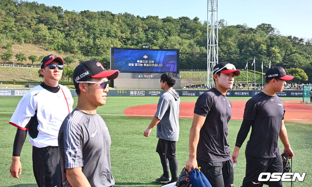 2일 울산 문수야구장에서 2024 신한 SOL 뱅크 KBO 리그 롯데 자이언츠와 LG 트윈스의 경기가 열릴 예정이었다. 홈팀 롯데는 반즈가 선발로 방문팀 LG는 이상영이 선발로 나설 예정이었다.폭염으로 인해 경기가 취소되자 훈련 중이던 LG 선수들이 철수하고 있다. 2024.08.02 / foto0307@osen.co.kr