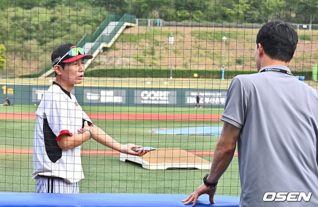 3일 울산 문수야구장에서 2024 신한 SOL 뱅크 KBO 리그 롯데 자이언츠와 LG 트윈스의 경기가 열린다. 홈팀 롯데는 반즈가 선발로 방문팀 LG는 최원태가 선발로 나선다.LG 트윈스 염경엽 감독이 폭염에 달궈진 그라운드 상태에서 경기를 진행 하는게 맞느냐며 경기 감독관과 얘기를 하고 있다. 2024.08.03 / foto0307@osen.co.kr