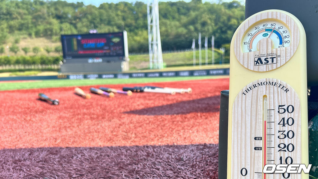 3일 울산 문수야구장에서 2024 신한 SOL 뱅크 KBO 리그 롯데 자이언츠와 LG 트윈스의 경기가 열릴 예정이다. 홈팀 롯데는 반즈가 선발로 방문팀 LG는 이상영이 선발로 나선다.전날 폭염으로 경기가 취소된 울산 문수야구장에는 온도계가 42도를 가리키고 있다. 2024.08.03 / foto0307@osen.co.kr