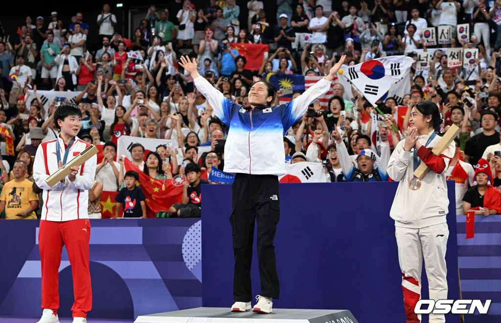 5일(한국시간) '셔틀콕 여제' 안세영(22, 삼성생명)이 꿈에 그리던 올림픽 금메달을 목에 걸었다.세계 랭킹 1위 안세영은 5일 오후(이하 한국시간) 프랑스 파리 포르트 드 라샤펠 경기장에서 열린 2024 파리올림픽 배드민턴 여자 단식 결승전에서 랭킹 9위 허빙자오(중국)를 2-0으로 꺾고 금메달을 획득 했다.  금메달을 거머쥔 안세영이 시상대에 오르고 있다. 2024.08.05 / dreamer@osen.co.kr