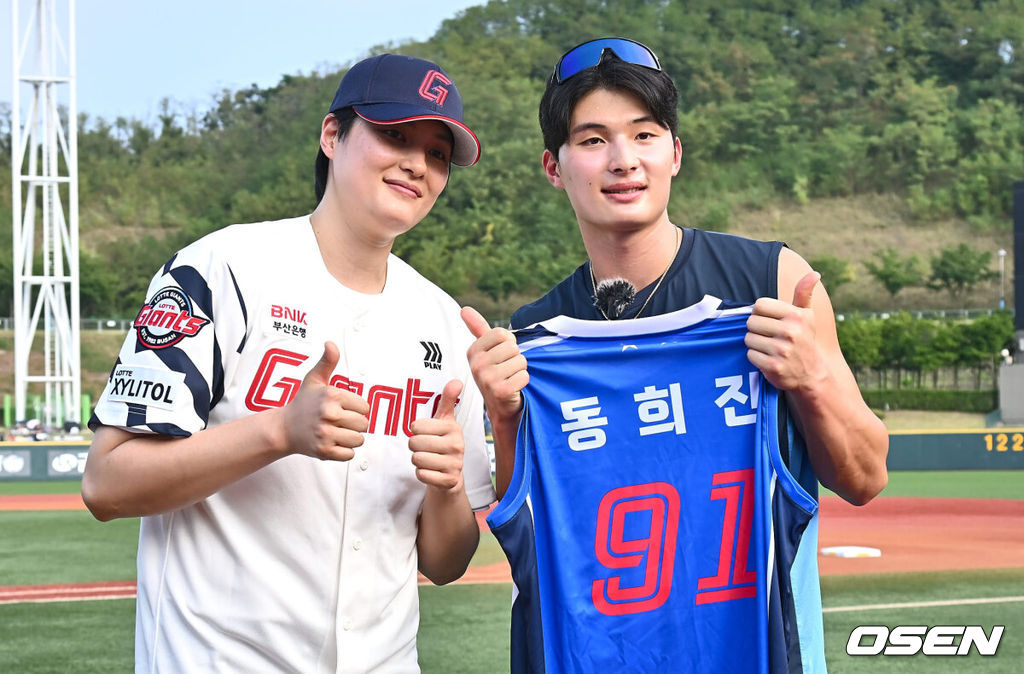 롯데 자이언츠 승리 기원 시구자로 나선 IBK기업은행 배구선수 김희진이 올스타전에 윤동희가 입고 나선 동희진 유니폼을 들고 기념촬영을 하고 있다. 2024.08.03 / foto0307@osen.co.kr