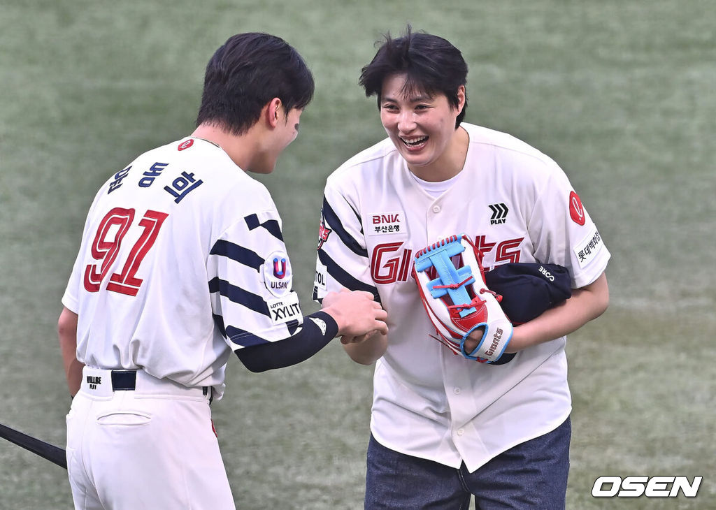 IBK기업은행 배구선수 김희진이 롯데 자이언츠 승리 기원 시구를 하고 시타를 해준 윤동희와 인사를 하고 있다. 2024.08.03 / foto0307@osen.co.kr