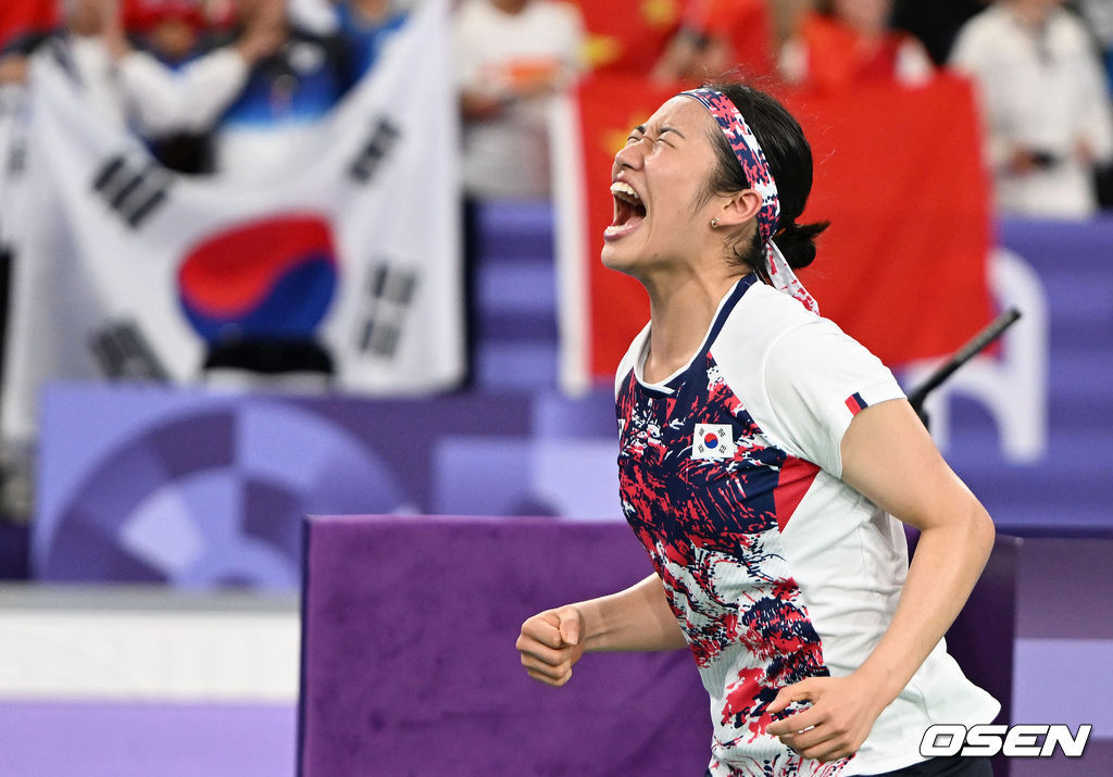 5일(한국시간) '셔틀콕 여제' 안세영(22, 삼성생명)이 꿈에 그리던 올림픽 금메달을 목에 걸었다.<br /><br />세계 랭킹 1위 안세영은 5일 오후(이하 한국시간) 프랑스 파리 포르트 드 라샤펠 경기장에서 열린 2024 파리올림픽 배드민턴 여자 단식 결승전에서 랭킹 9위 허빙자오(중국)를 2-0으로 꺾고 금메달을 획득 했다.  <br /><br />한국 안세영이 금메달을 확정지은 뒤 포효하고 있다. 2024.08.05 / dreamer@osen.co.kr