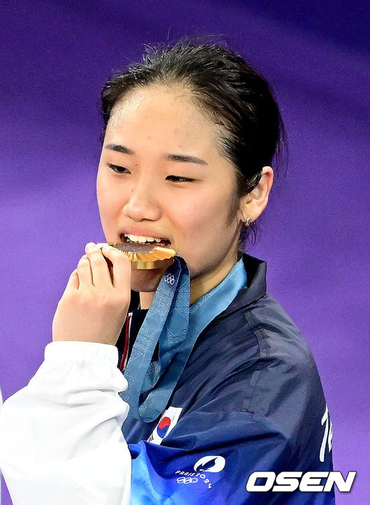 5일(한국시간) '셔틀콕 여제' 안세영(22, 삼성생명)이 꿈에 그리던 올림픽 금메달을 목에 걸었다.<br /><br />세계 랭킹 1위 안세영은 5일 오후(이하 한국시간) 프랑스 파리 포르트 드 라샤펠 경기장에서 열린 2024 파리올림픽 배드민턴 여자 단식 결승전에서 랭킹 9위 허빙자오(중국)를 2-0으로 꺾고 금메달을 획득 했다.  <br /><br />한국 안세영이 시상식에서 금메달을 깨물고 있다. 2024.08.05 / dreamer@osen.co.kr