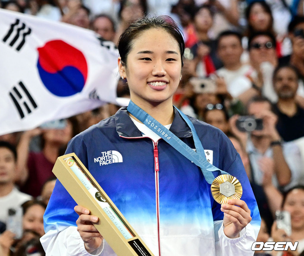 5일(한국시간) '셔틀콕 여제' 안세영(22, 삼성생명)이 꿈에 그리던 올림픽 금메달을 목에 걸었다.<br /><br />세계 랭킹 1위 안세영은 5일 오후(이하 한국시간) 프랑스 파리 포르트 드 라샤펠 경기장에서 열린 2024 파리올림픽 배드민턴 여자 단식 결승전에서 랭킹 9위 허빙자오(중국)를 2-0으로 꺾고 금메달을 획득 했다.  <br /><br />한국 안세영이 금메달과 함께 포즈를 취하고 있다. 2024.08.05 / dreamer@osen.co.kr