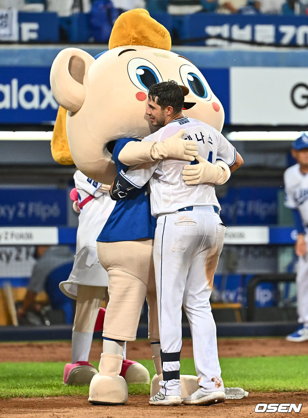 21일 대구삼성라이온즈파크에서 2024 신한 SOL 뱅크 KBO 리그 삼성 라이온즈와 롯데 자이언츠의 경기가 열렸다. 홈팀 삼성은 이승현이 방문팀 롯데는 반즈가 선발 출전했다. 삼성 라이온즈 카데나스가 9회말 무사 1루 좌월 끝내기 홈런을 치고 삼성 캐릭터와 포옹을 하고 있다. 2024.07.21 / foto0307@osen.co.kr