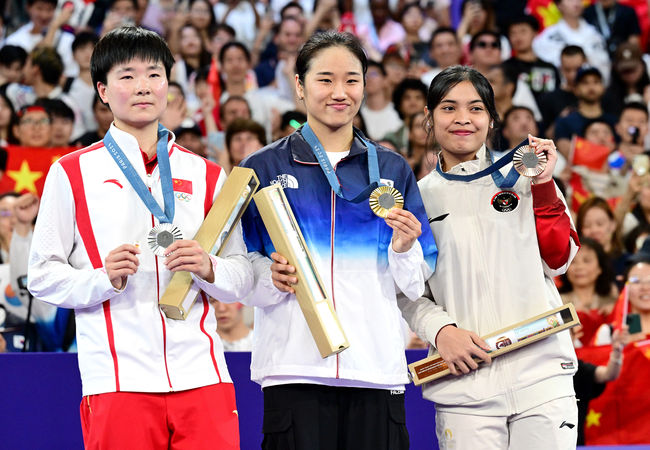 5일(한국시간) '셔틀콕 여제' 안세영(22, 삼성생명)이 꿈에 그리던 올림픽 금메달을 목에 걸었다.세계 랭킹 1위 안세영은 5일 오후(이하 한국시간) 프랑스 파리 포르트 드 라샤펠 경기장에서 열린 2024 파리올림픽 배드민턴 여자 단식 결승전에서 랭킹 9위 허빙자오(중국)를 2-0으로 꺾고 금메달을 획득 했다.  금메달 한국 안세영(가운데)와 은메달 중국 허빙자오(왼쪽), 동메달 인도네시아 툰중과 기념촬영을 하고 있다. 2024.08.05 / dreamer@osen.co.kr