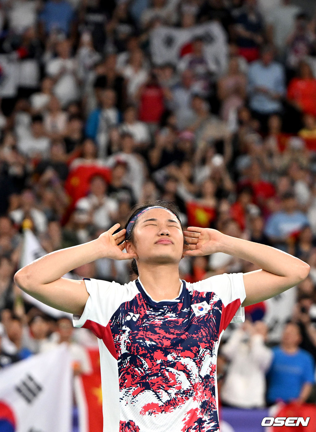 5일(한국시간) '셔틀콕 여제' 안세영(22, 삼성생명)이 꿈에 그리던 올림픽 금메달을 목에 걸었다.세계 랭킹 1위 안세영은 5일 오후(이하 한국시간) 프랑스 파리 포르트 드 라샤펠 경기장에서 열린 2024 파리올림픽 배드민턴 여자 단식 결승전에서 랭킹 9위 허빙자오(중국)를 2-0으로 꺾고 금메달을 획득 했다.  한국 안세영이 금메달을 확정지은 뒤 기뻐하고 있다. 2024.08.05 / dreamer@osen.co.kr