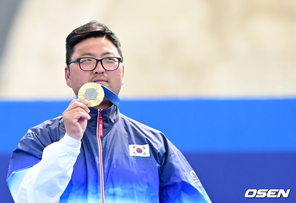 4일(한국시간) 프랑스 파리 레쟁발리드에서 ‘2024 파리올림픽’ 양궁 남자 리커브 개인 금메달결정전 한국 김우진과 미국 브래들리 엘리슨의 경기가 열렸다.김우진은 역대 올림픽에서 5번째 금메달을 목에 건 최초의 한국 선수가 됐다. 여기에 파리 올림픽 3관왕을 이뤄냈다. 더불어 김우진의 금메달로 이번 한국 양국 대표팀은 양궁 전종목에서 금메달을 모두 차지하는 대기록을 작성했다.금메달 한국 김우진이 메달과 함께 시상대에서 포즈를 취하고 있다. 2024.08.04 / dreamer@osen.co.kr