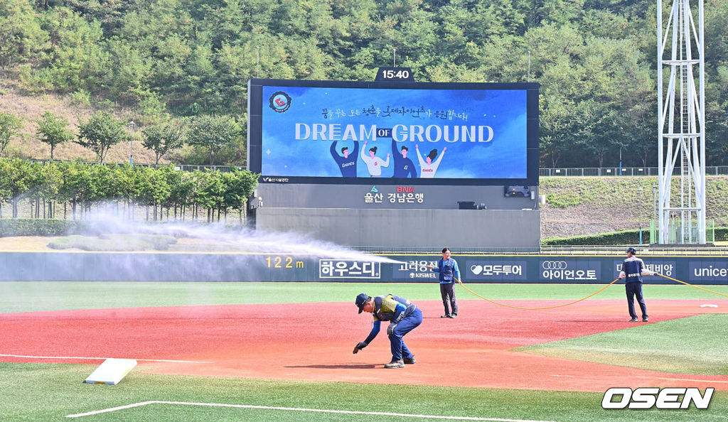 3일 울산 문수야구장 관계자들이 폭염에 달궈진 그라운드에 오늘만 벌써 7번째 물을 뿌리며 열기를 식히고 있다. 2024.08.03 / foto0307@osen.co.kr