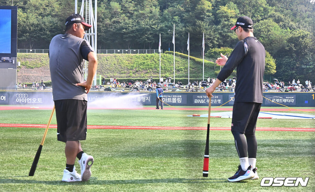 3일 울산 문구야구장 관계자들이 폭염으로 달궈진 그라운드에 물을 뿌리고 있다. 2024.08.03 / foto0307@osen.co.kr