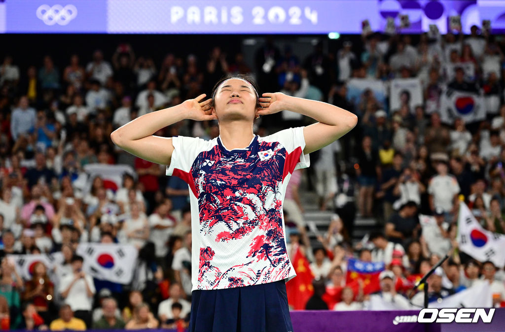 5일(한국시간) '셔틀콕 여제' 안세영(22, 삼성생명)이 꿈에 그리던 올림픽 금메달을 목에 걸었다.세계 랭킹 1위 안세영은 5일 오후(이하 한국시간) 프랑스 파리 포르트 드 라샤펠 경기장에서 열린 2024 파리올림픽 배드민턴 여자 단식 결승전에서 랭킹 9위 허빙자오(중국)를 2-0으로 꺾고 금메달을 획득 했다.  금메달 한국 안세영이 기뻐하고 있다. 2024.08.05 / dreamer@osen.co.kr