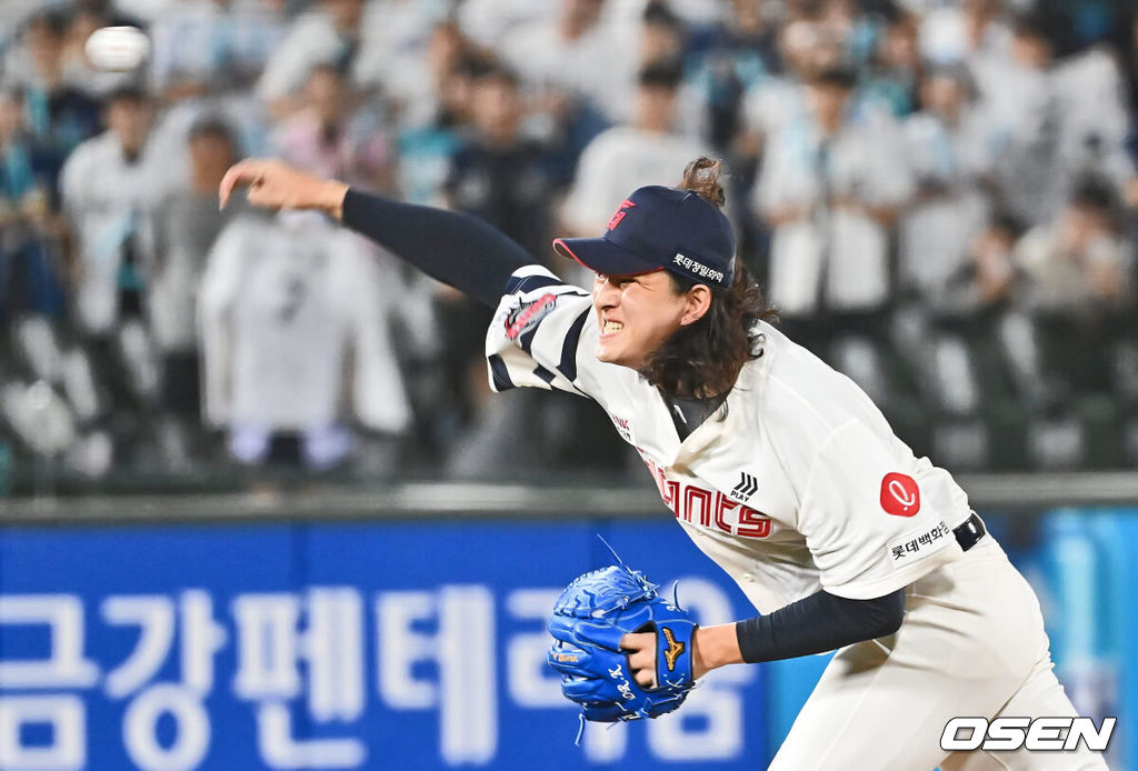 6일 부산 사직야구장에서 2024 신한 SOL 뱅크 KBO 리그 롯데 자이언츠와 NC 다이노스의 경기가 열렸다. 홈팀 롯데는 윌커슨이 선발 출전하고 NC는 신민혁이 선발 출전했다.롯데 자이언츠 김원중이 역투하고 있다. 2024.08.06 / foto0307@osen.co.kr