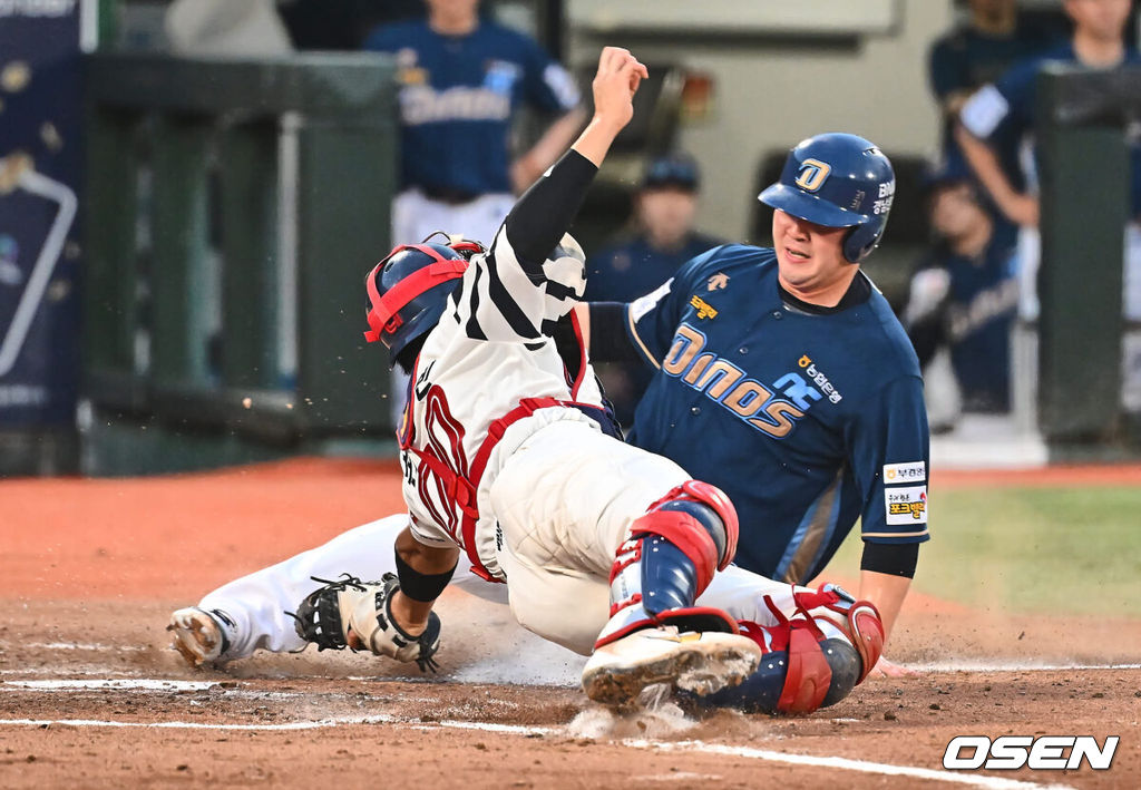 6일 부산 사직야구장에서 2024 신한 SOL 뱅크 KBO 리그 롯데 자이언츠와 NC 다이노스의 경기가 열렸다. 홈팀 롯데는 윌커슨이 선발 출전하고 NC는 신민혁이 선발 출전했다.NC 다이노스 김형준이 3회초 1사 2,3루 서호철의 3루 땅볼때 홈에서 세이프되고 있다. 2024.08.06 / foto0307@osen.co.kr