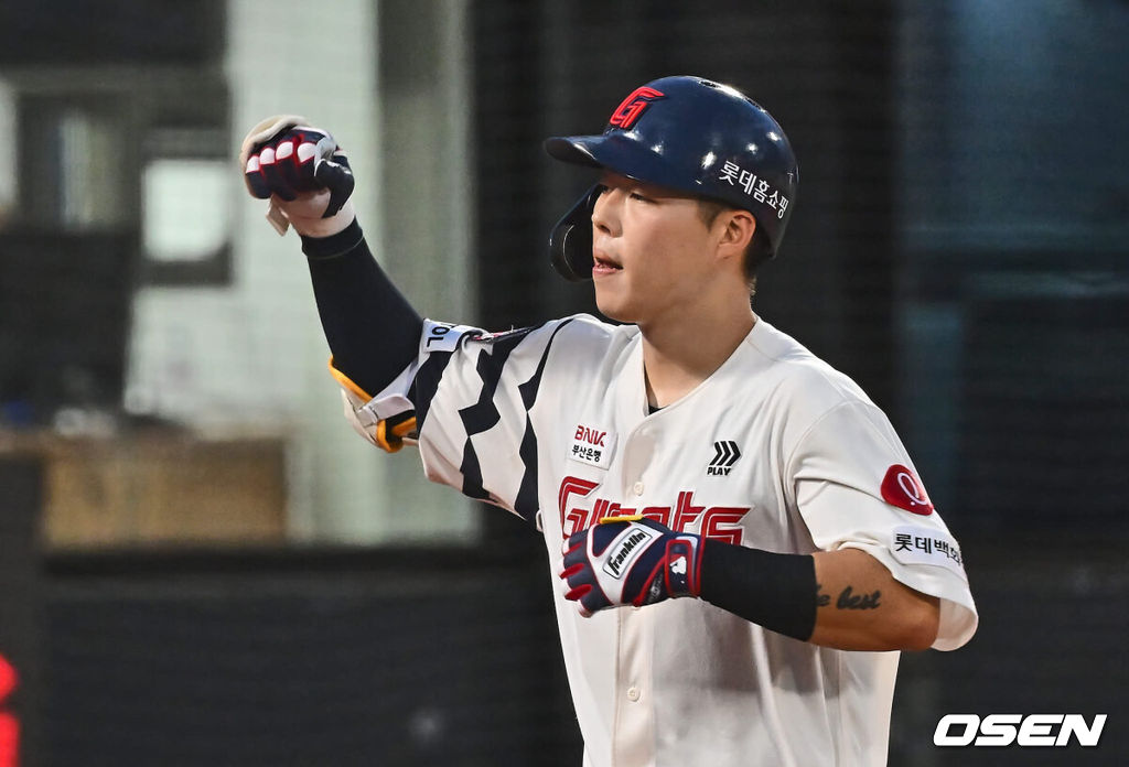 6일 부산 사직야구장에서 2024 신한 SOL 뱅크 KBO 리그 롯데 자이언츠와 NC 다이노스의 경기가 열렸다. 홈팀 롯데는 윌커슨이 선발 출전하고 NC는 신민혁이 선발 출전했다.롯데 자이언츠 고승민이 3회말 1사 우월 솔로 홈런을 치고 하이파이브를 하고 있다. 2024.08.06 / foto0307@osen.co.kr